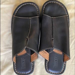 Black Women’s flat-ish sandal. Born Brand. Sz 7/38